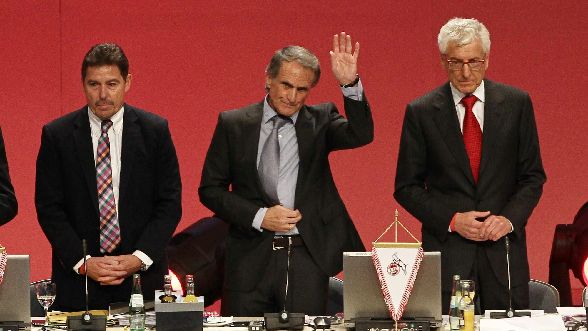 Wolfgang Overath (Mitte) tritt auf der Mitgliederversammlung im Herbst 2011 zurück.