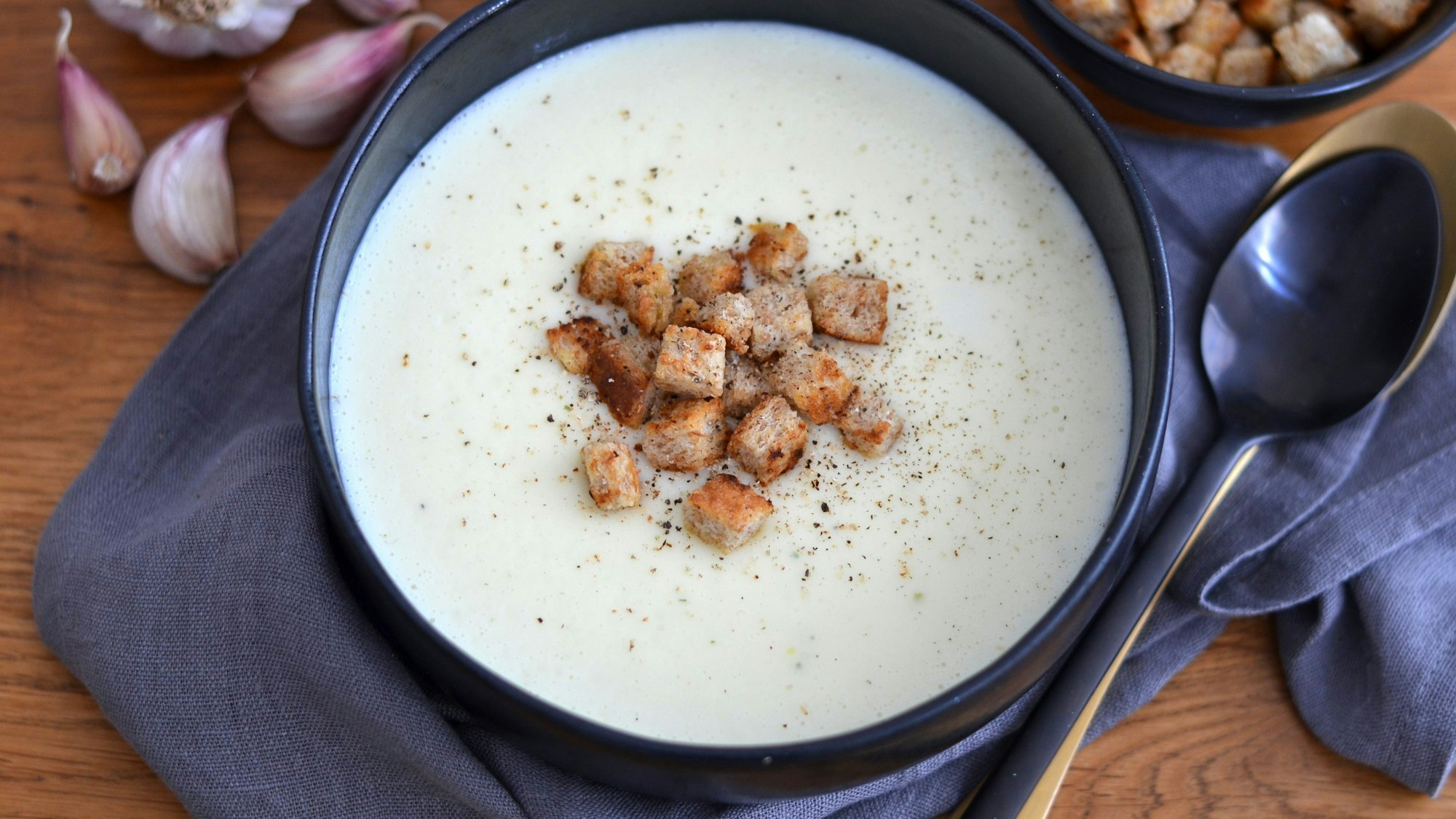 ILLUSTRATION - Zum Themendienst-Bericht von Julia Uehren vom 25. Januar 2023: Kurz vorm Servieren wird die Knoblauchsuppe noch mal mit dem Rührgerät aufgeschlagen - so wird sie noch luftiger.