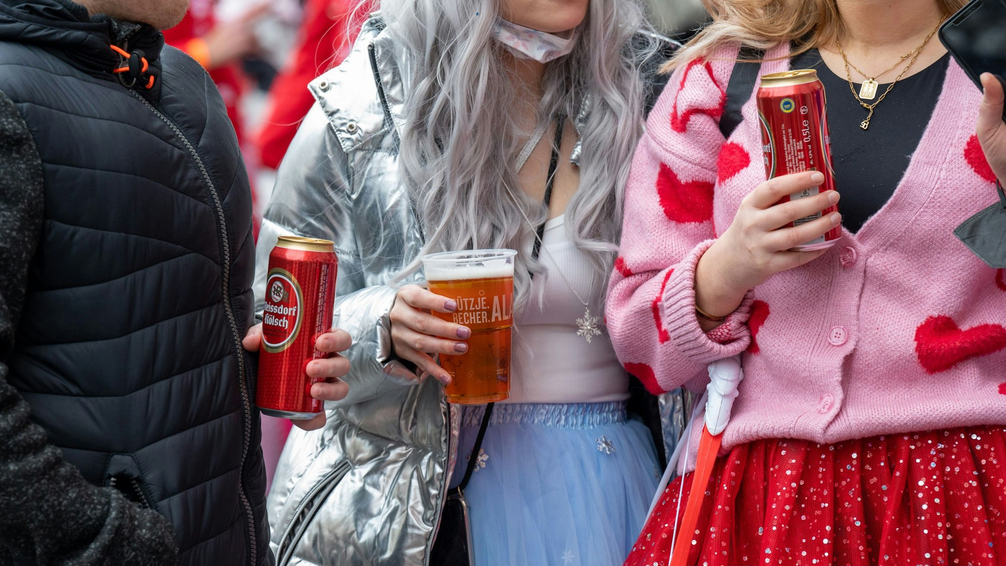 24.02.2022, Köln: Jecke mit Getränkedosen an Weiberfastnacht. Foto: Uwe Weiser