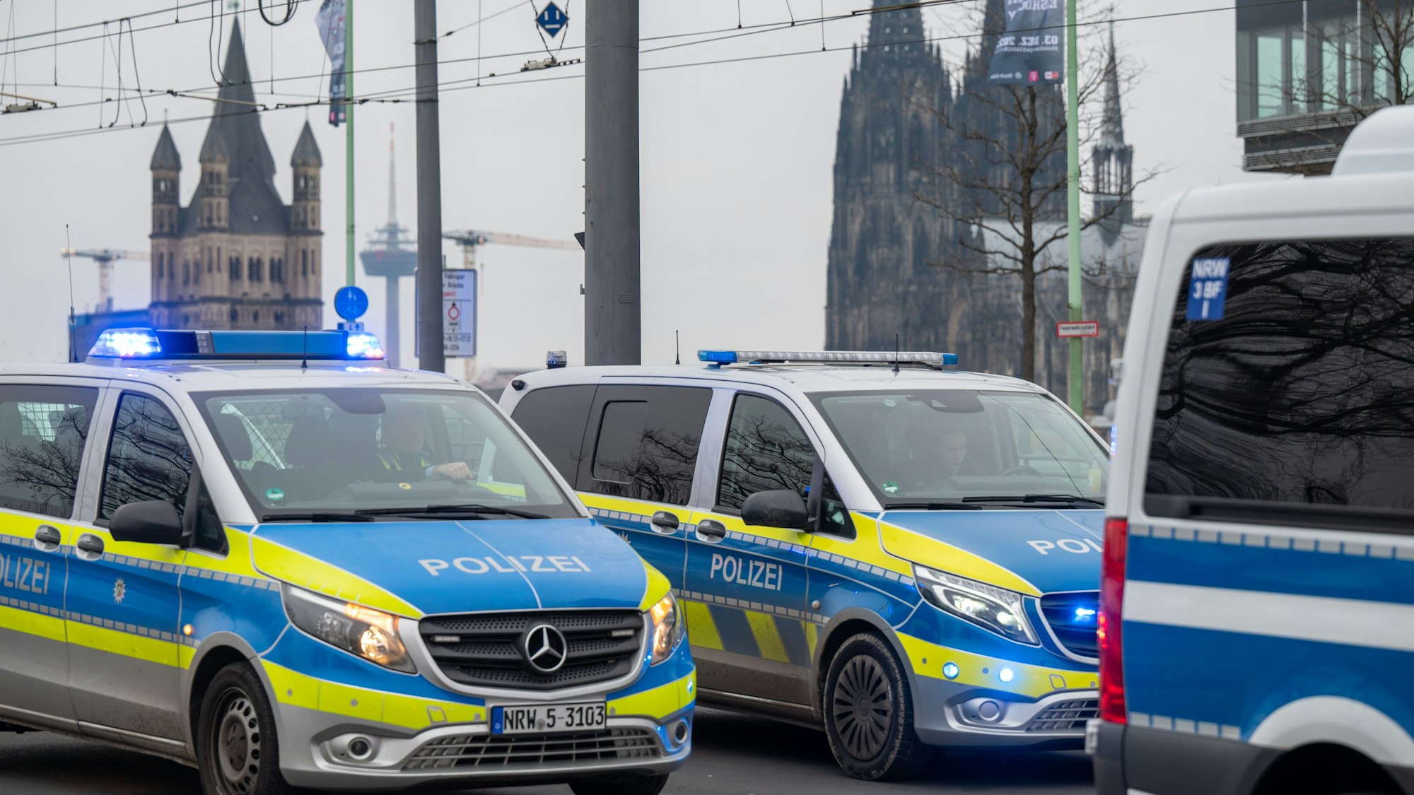 Polizeiwagen stehen auf der Deutzer Brücke. Im Hintergrund sieht man den Dom.