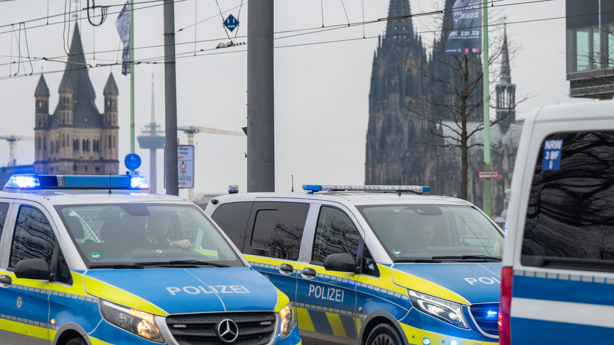Zu sehen sind mehrere Einsatzfahrzeuge der Polizei auf der Deutzer Brücke.