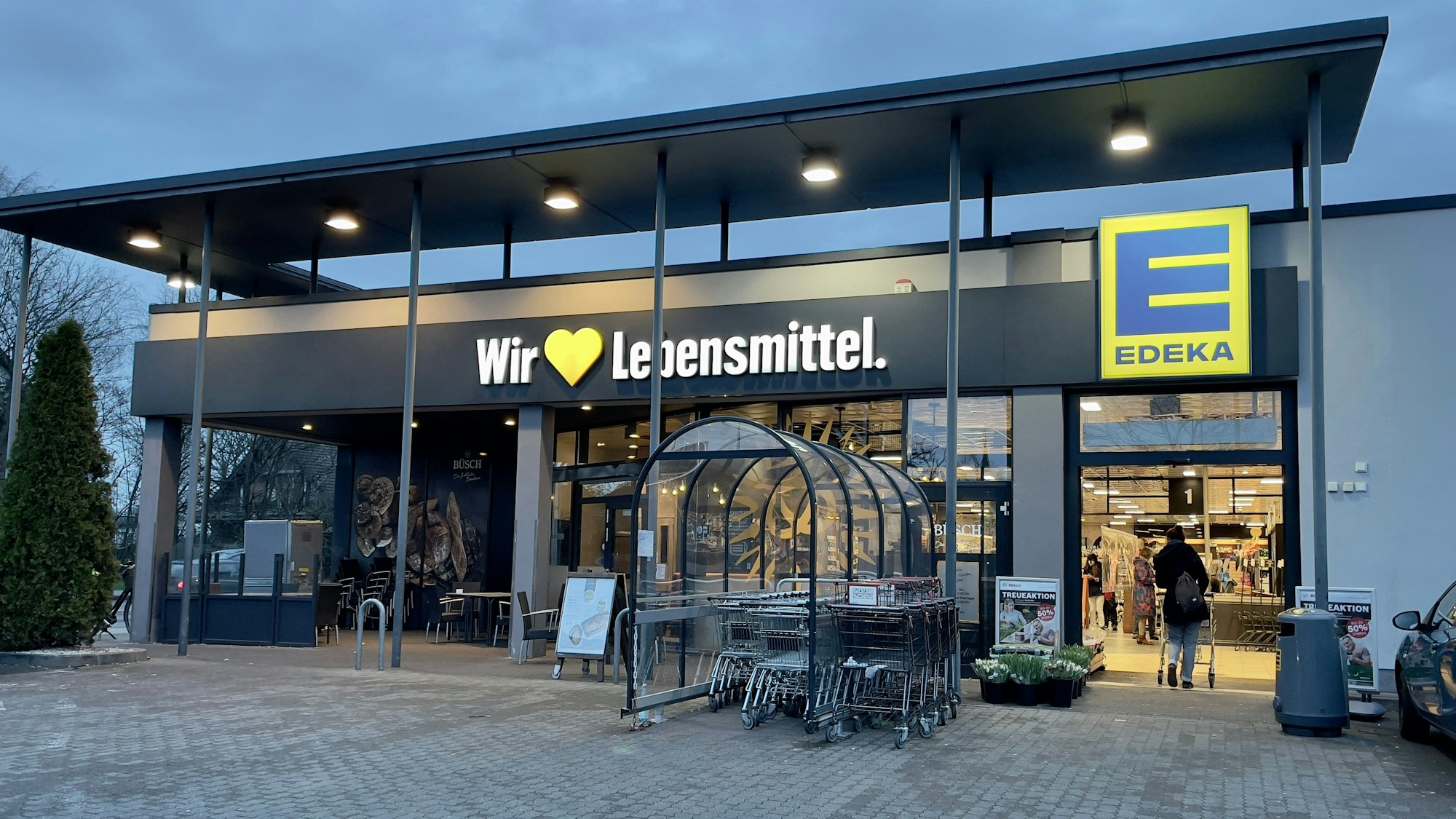 Die Frontansicht einer Edeka-Filiale in der Dämmerung.