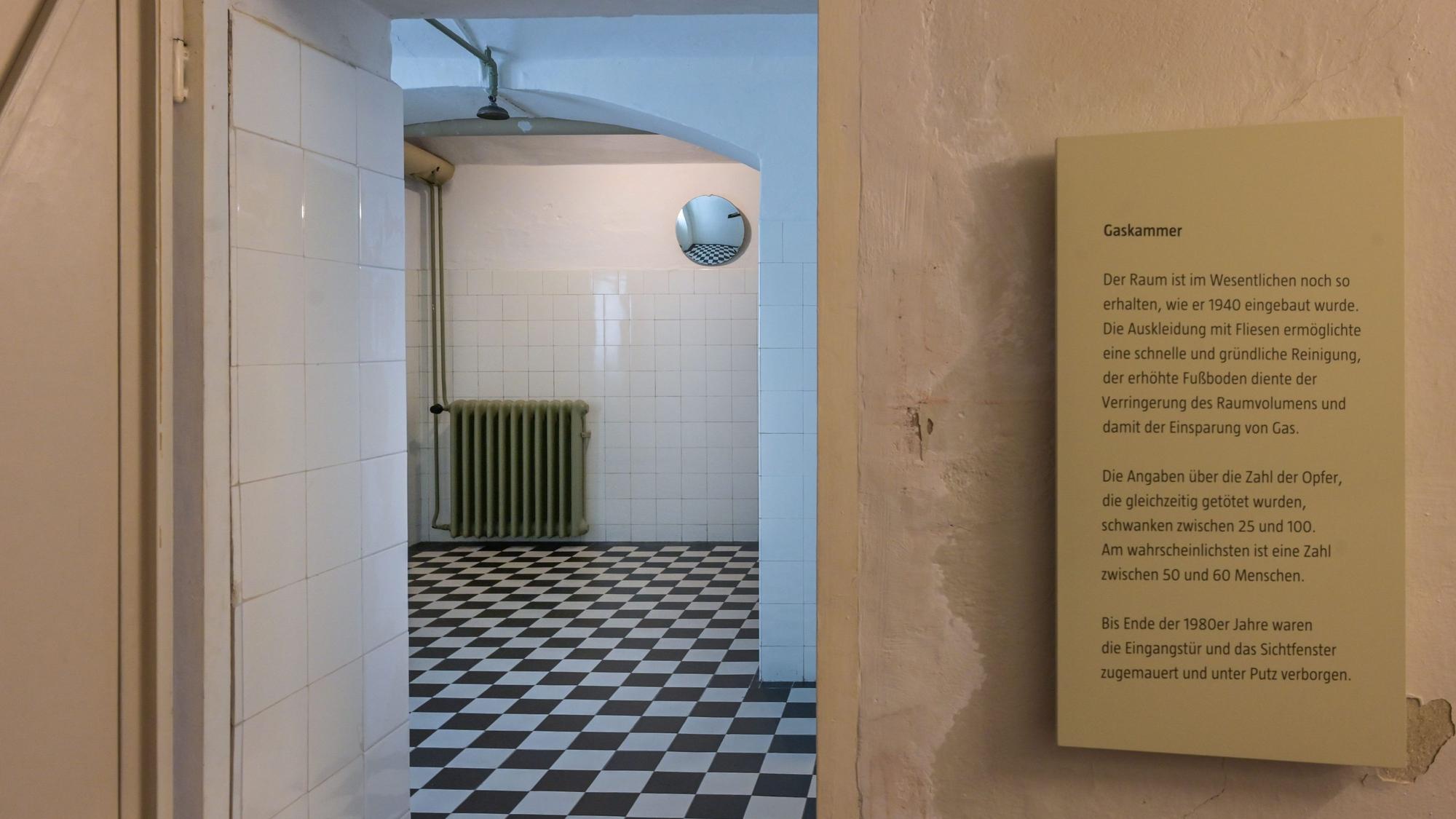 Man sieht den Eingang zur Gaskammer in der ehemaligen Tötungsanstalt Bernburg.