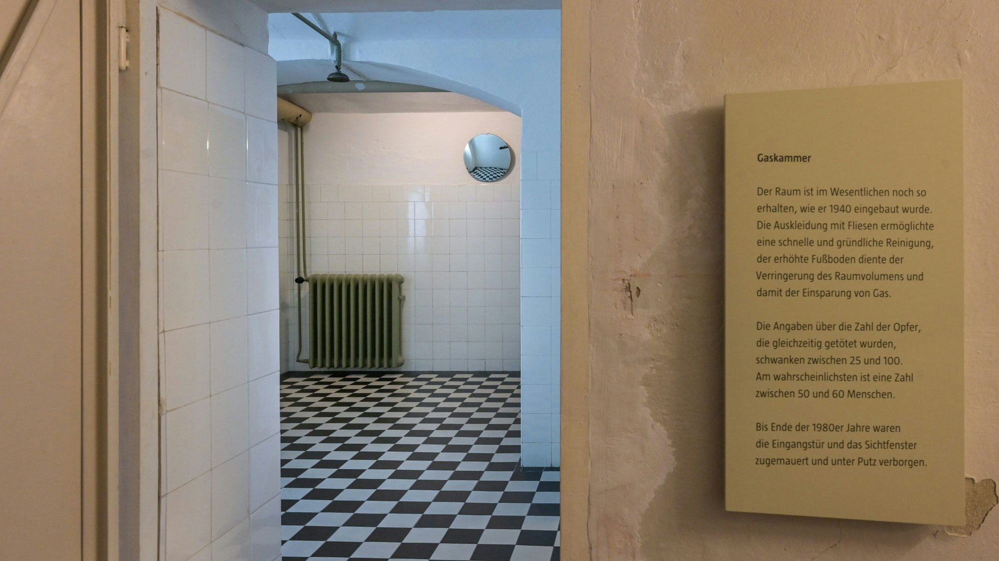 Man sieht den Eingang zur Gaskammer in der ehemaligen Tötungsanstalt Bernburg.