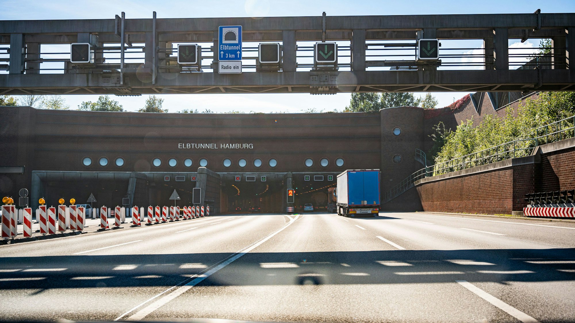 Zufahrt auf der Autobahn 7 auf das Nordportal des Elbtunnels.