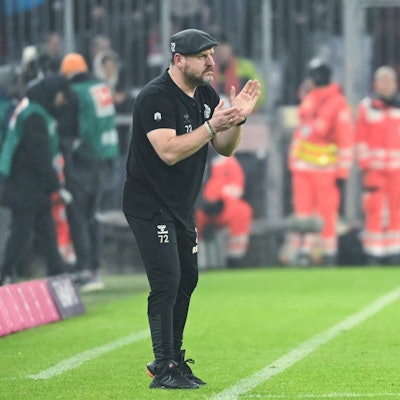 Kölns Trainer Steffen Baumgart klatscht in die Hände.