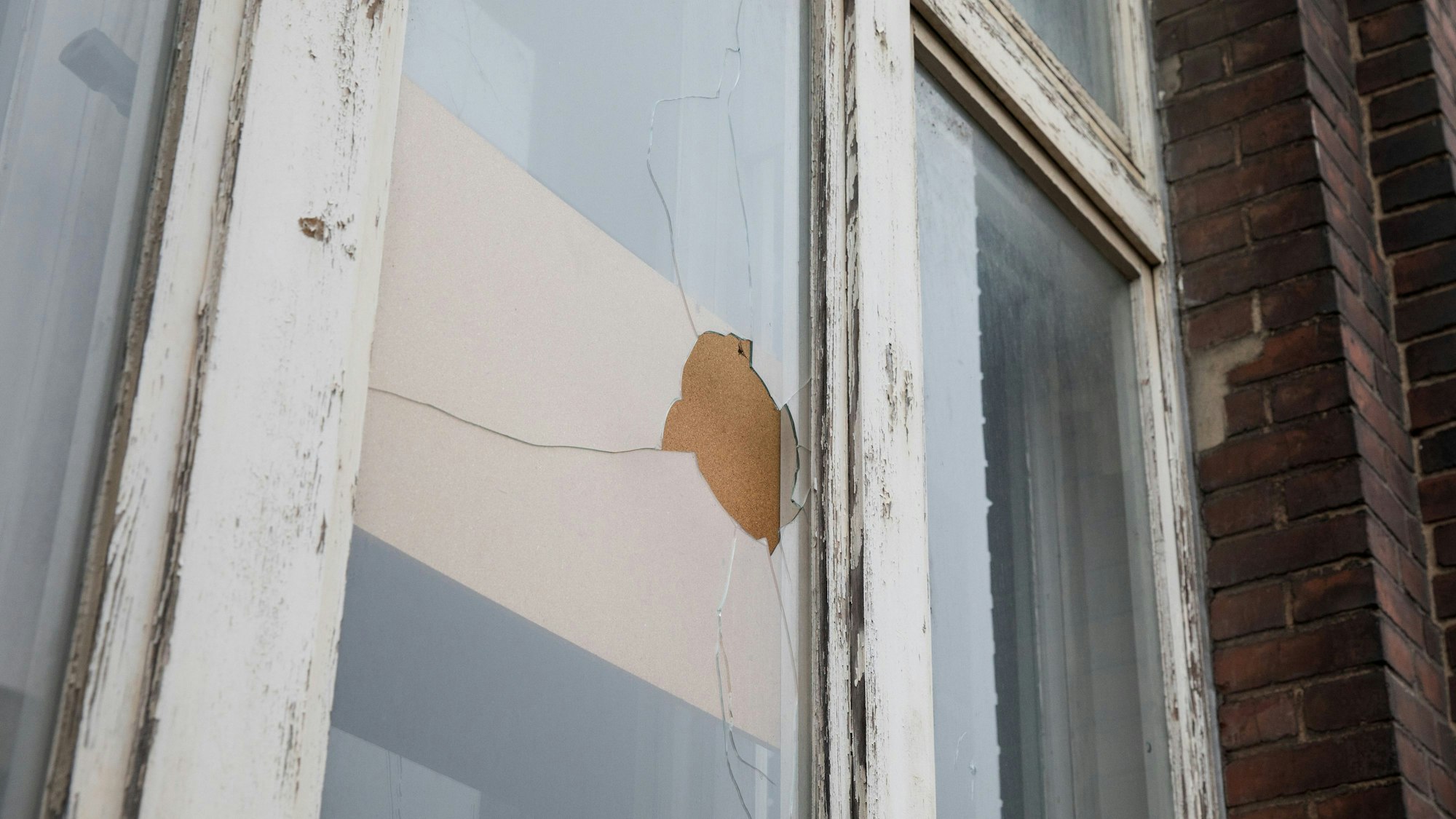 Vandalismus-Schäden an einem Fenster auf dem Areal des Otto-und-Langen-Quartiers.