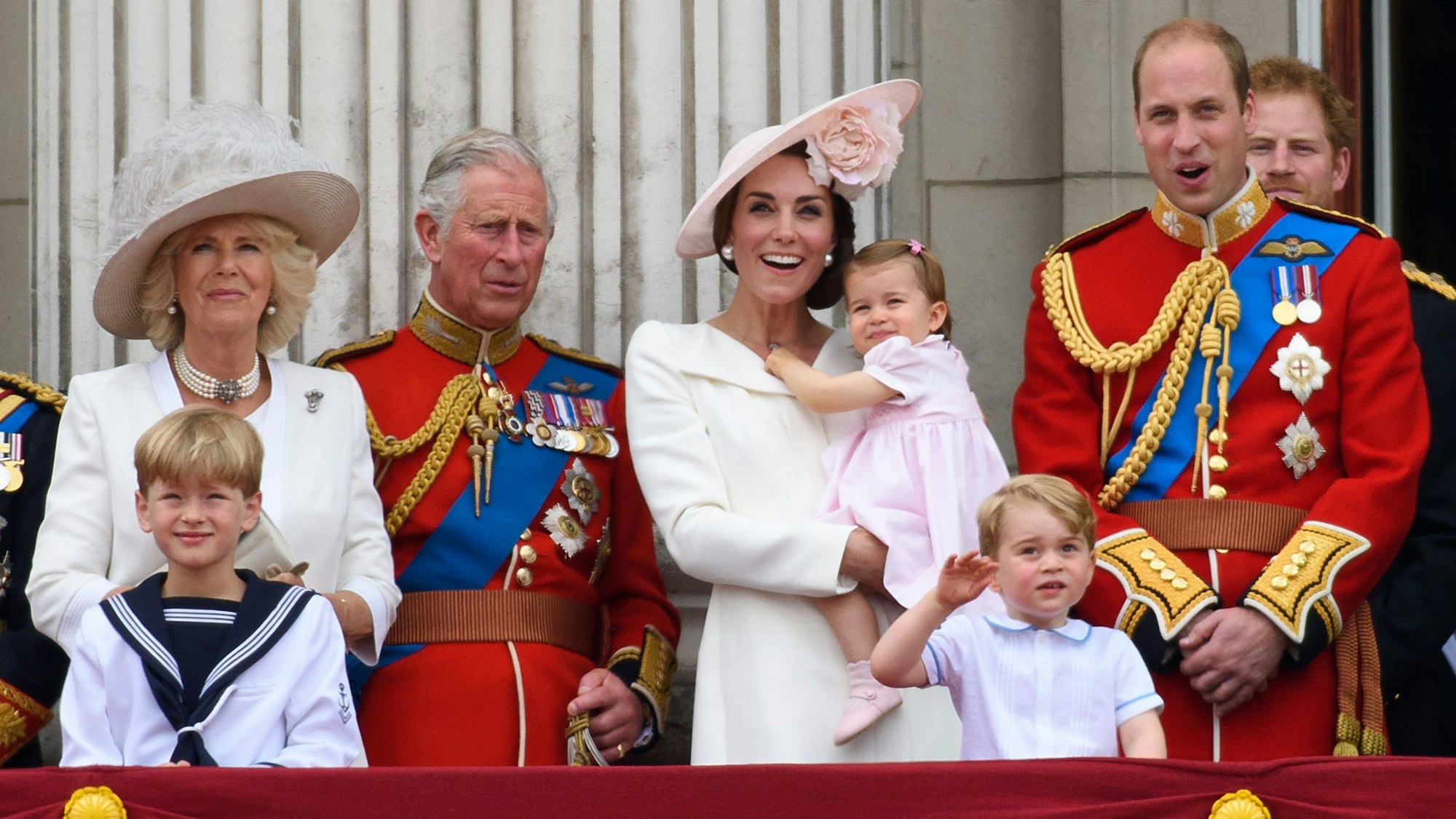 „Trooping The Colour“ bringt die britische Königsfamilie auf dem Balkon vom Buckingham Palace zusammen.
