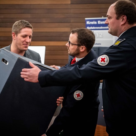 Landrat Markus Ramers (l.) überreicht die Satellitensysteme an die Kommunen und Hilfsorganisationen, hier das DRK.