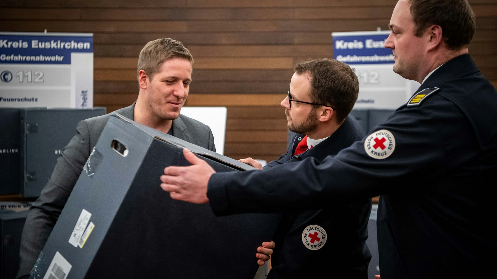 Landrat Markus Ramers (l.) überreicht die Satellitensysteme an die Kommunen und Hilfsorganisationen, hier das DRK.