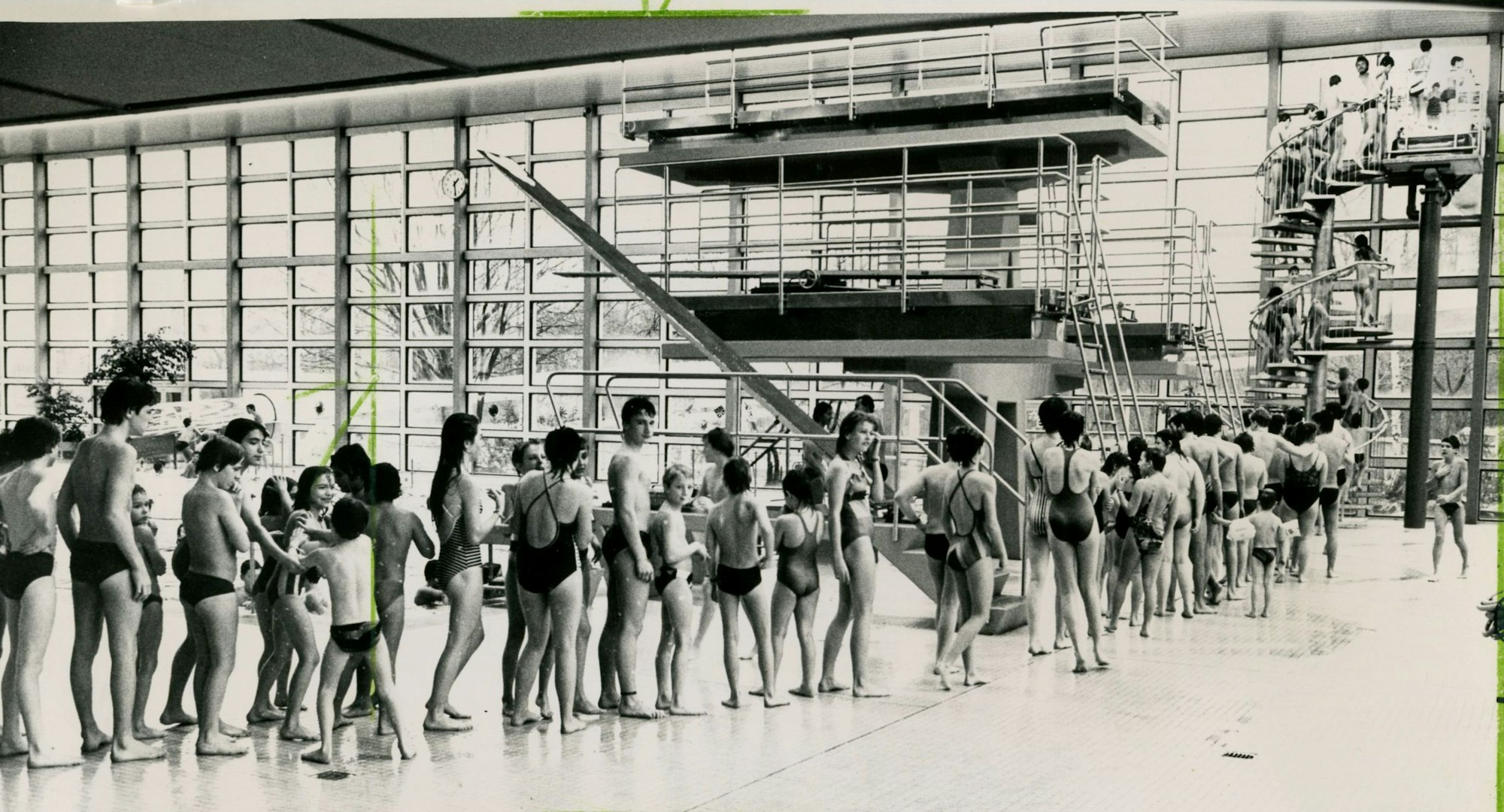 Viele Menschen stehen in der Schlange zu einem Sprungturm.