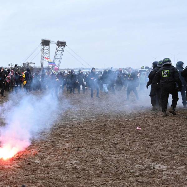 Polizisten und Aktivisten geraten am Rande der Demonstration von Lützerath aneinander. Ein Feuerwerkskörper ist gezündet worden.