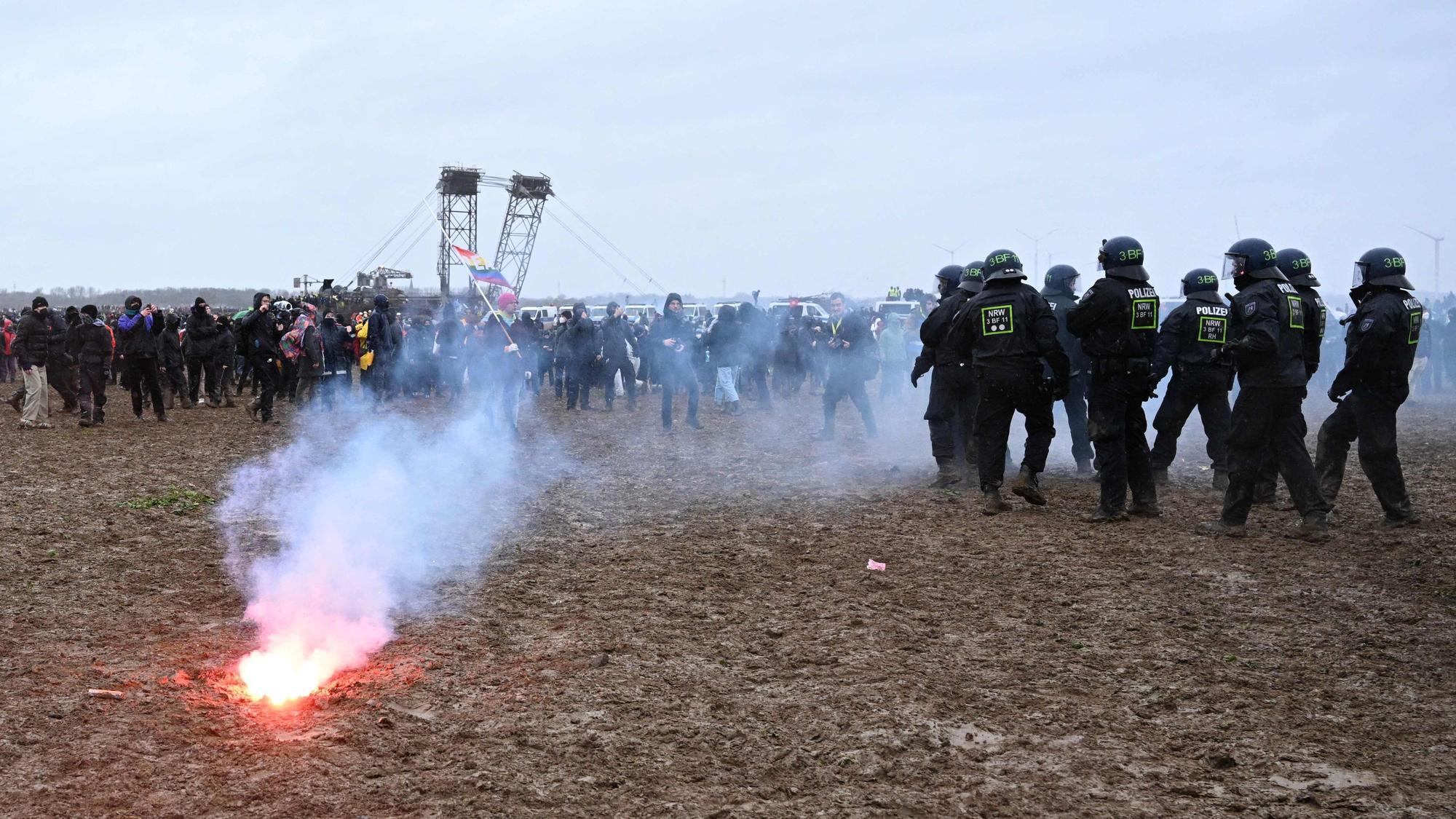 Polizisten und Aktivisten geraten am Rande der Demonstration von Lützerath aneinander. Ein Feuerwerkskörper ist gezündet worden.