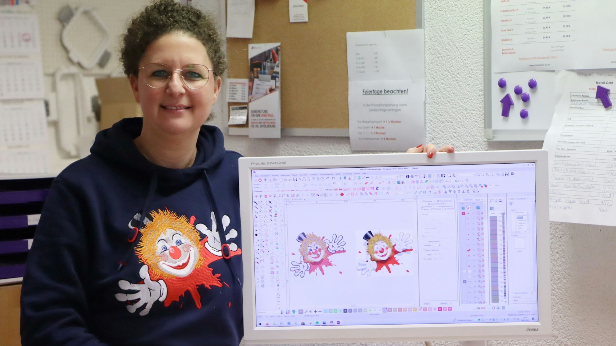 Rebecca Wolf zeigt eine Stickdatei auf ihrem Bildschirm. Der fertige Clown besteht aus 59.775 Stichen.