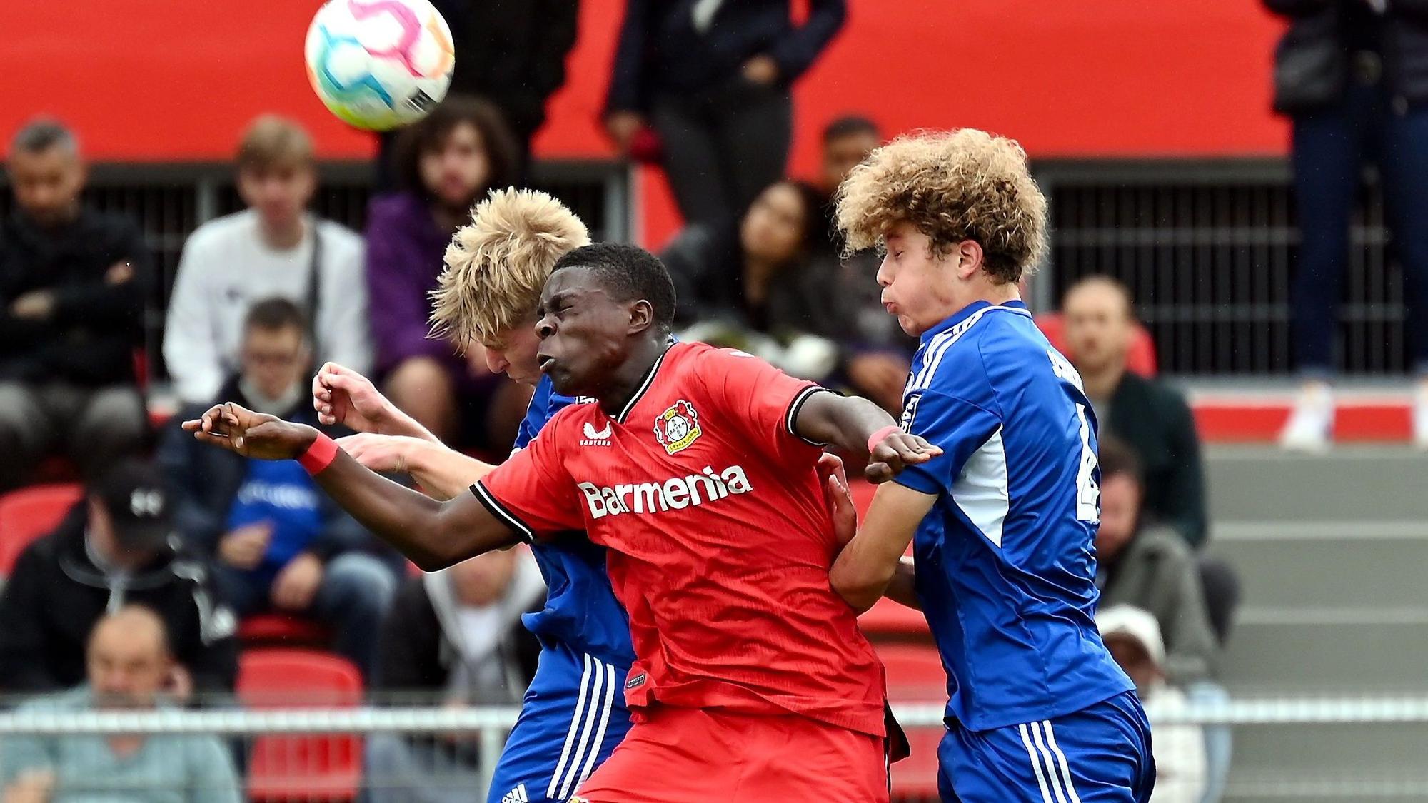 10.09.2022, Fussball-Bayer U17-Schalke U17
mitte: Ken Eghosa Izekor (Bayer)
Foto: Uli Herhaus