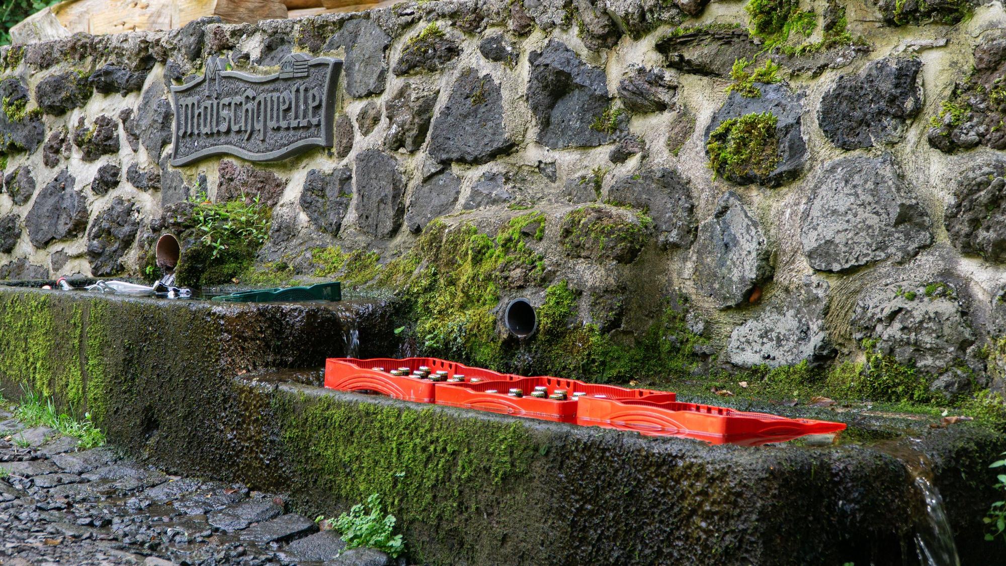 Bierkästen in einem mit Wasser gefüllten Steinbecken