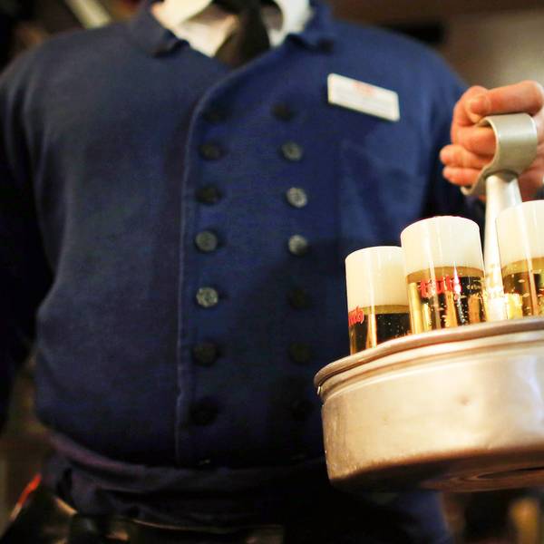 Ein Köbes (Kellner) trägt im Brauhaus Früh am Dom Kölsch-Bier.