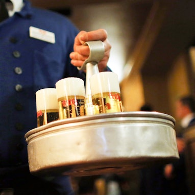 Ein Köbes (Kellner) trägt im Brauhaus Früh am Dom Kölsch-Bier. Das Oberlandesgericht Düsseldorf verhandelt über die Einsprüche von drei Kölsch-Brauereien gegen Bierkartell-Bußgelder der Kartellamtes. Das Bundeskartellamt hatte wegen verbotener Preisabsprachen im Rahmen des «Bierkartells» hohe Geldbußen gegen die Kölner Brauereien Früh, Gaffel und Erzquell verhängt. Dagegen haben die Brauereien Einspruch eingelegt. +++ dpa-Bildfunk +++