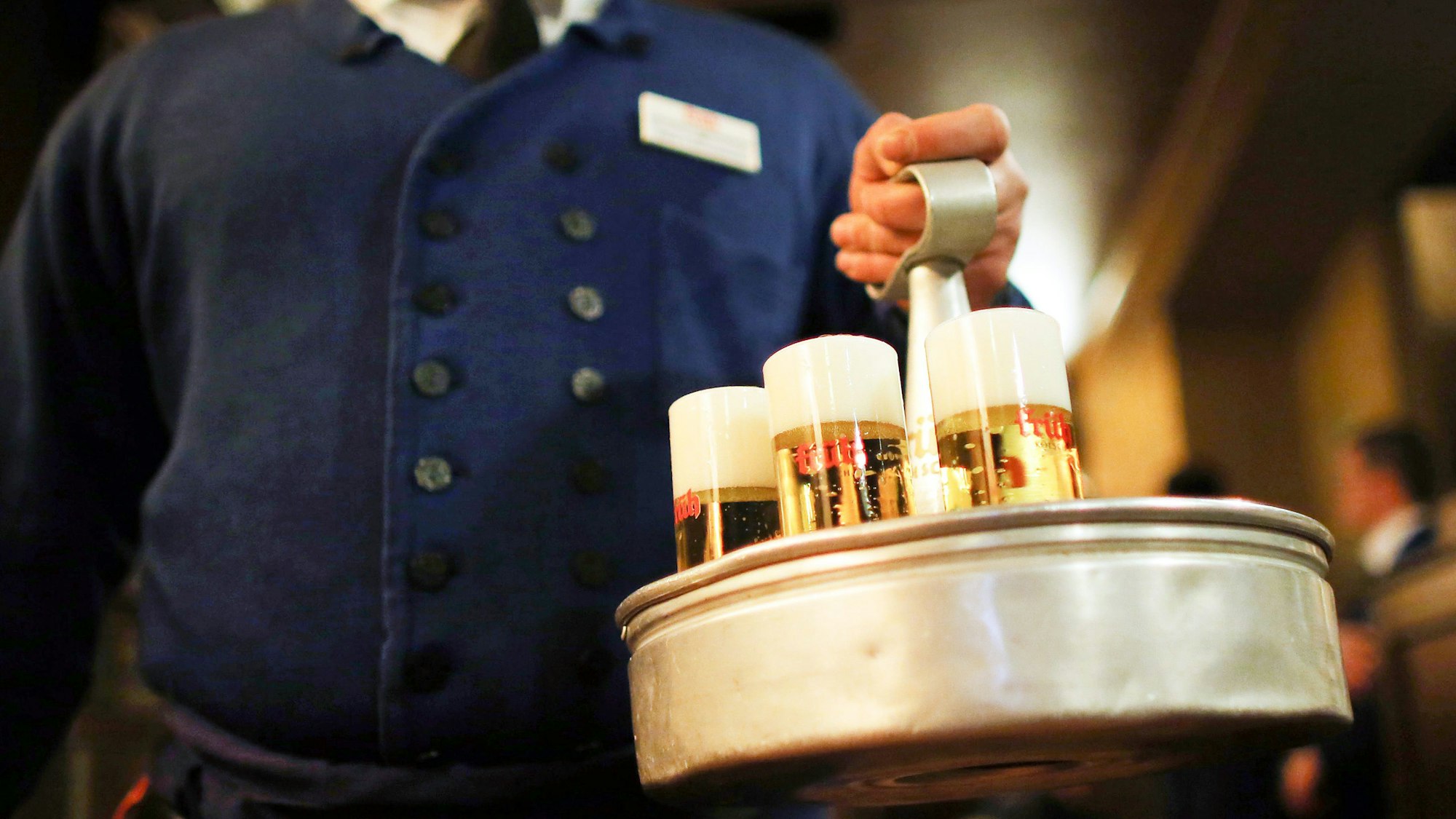 Ein Köbes (Kellner) trägt im Brauhaus Früh am Dom Kölsch-Bier. (Symbolbild)