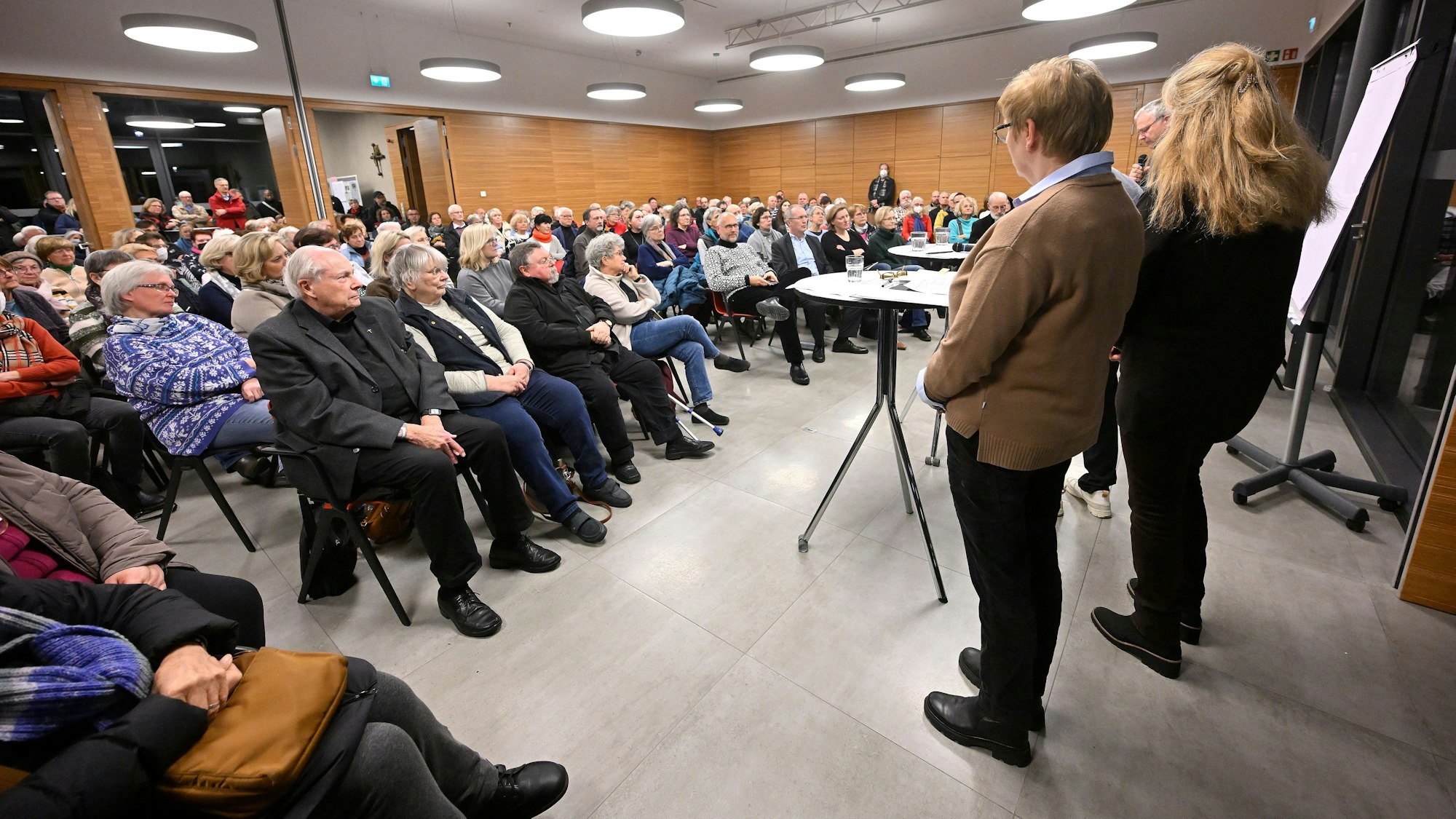 Das Pfarrzentrum St. Johann Baptist in Bergisch Gladbach-Refrath ist voll besetzt.