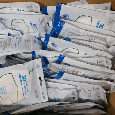 KN95-Masken liegen am Eingang eines Impfzentrum einzeln verpackt in einer Kiste. (Symbolbild)