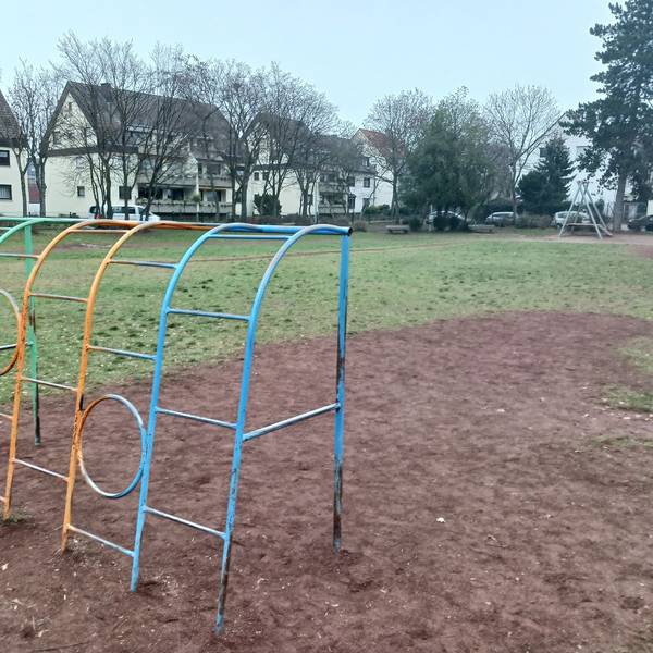 Der Bolzplatz in Siegburg Brückberg, Debatte um die Aufstellung von Eisenbahnwaggons für die Jugendarbei.