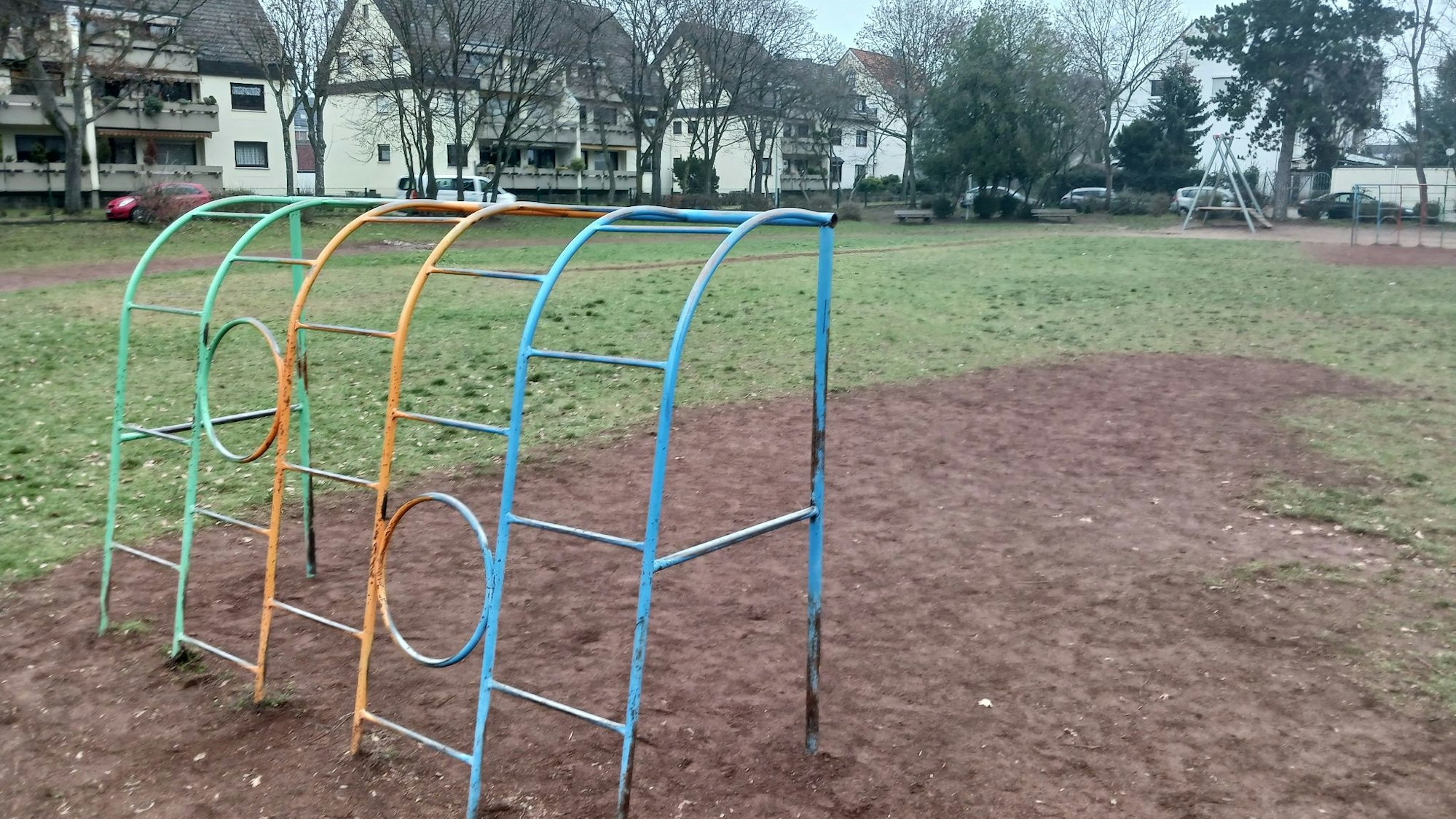 Auf dem Bolzplatz in Siegburg-Brückberg steht ein Metall-Tor.