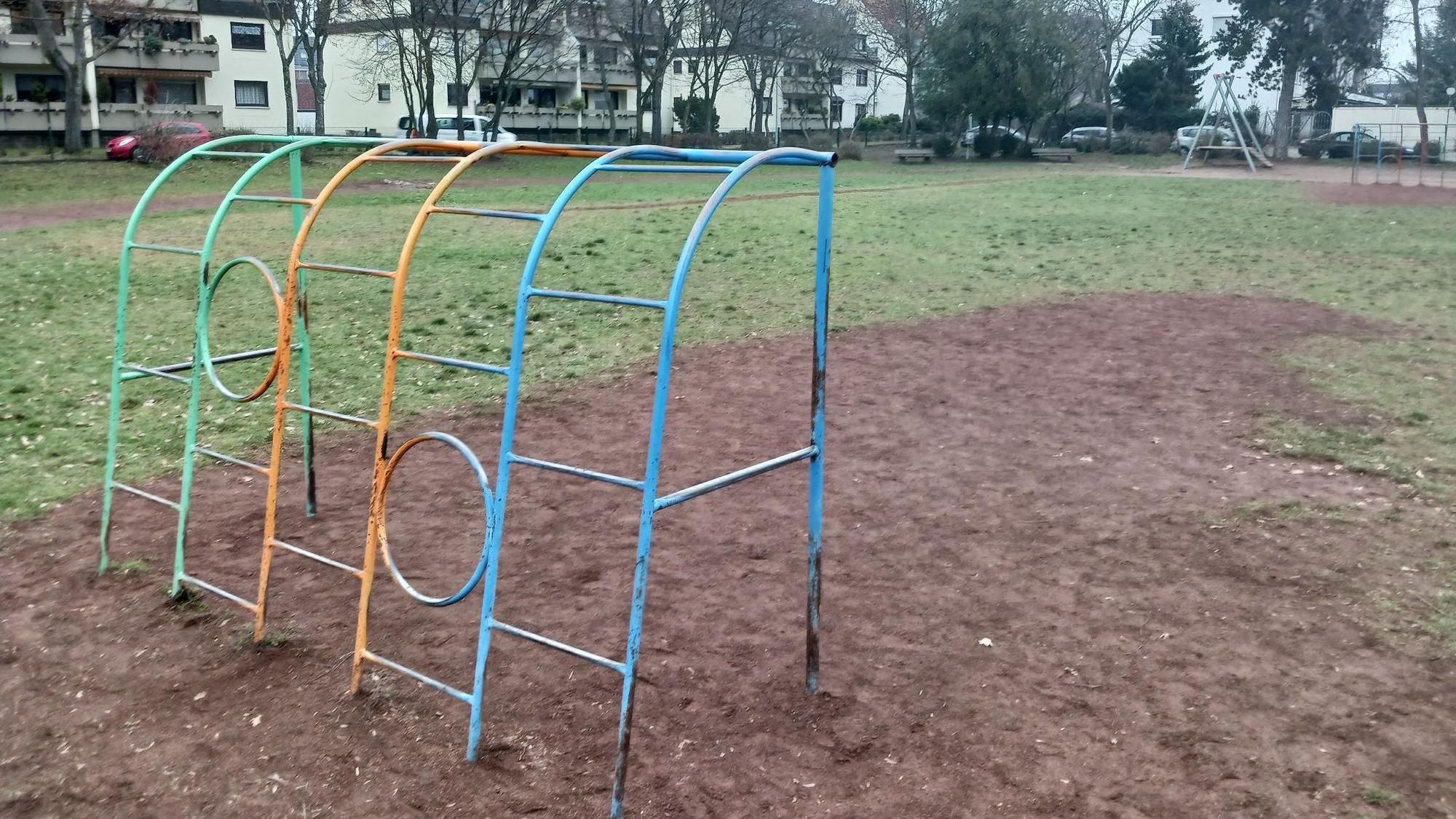 Der Bolzplatz in Siegburg Brückberg, Debatte um die Aufstellung von Eisenbahnwaggons für die Jugendarbei.