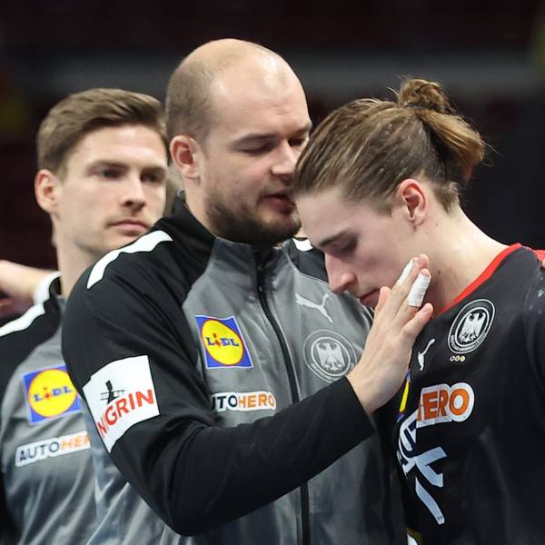 Deutschlands Paul Drux tröstet Juri Knorr (r) nach der Niederlage.