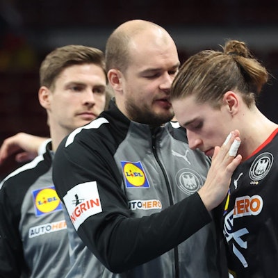 Deutschlands Paul Drux tröstet Juri Knorr (r) nach der Niederlage.