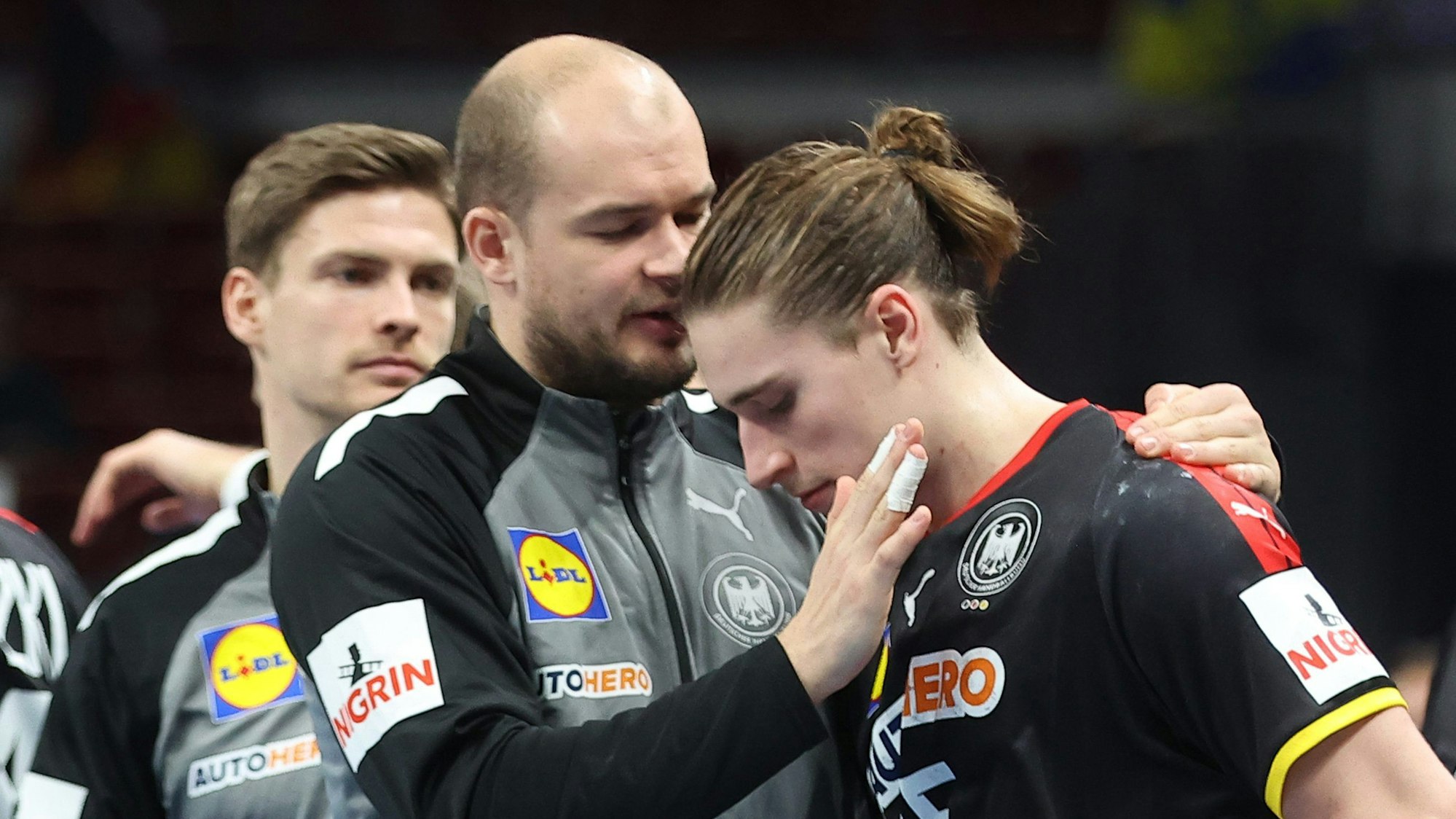 Deutschlands Paul Drux tröstet Juri Knorr (r) nach der Niederlage.