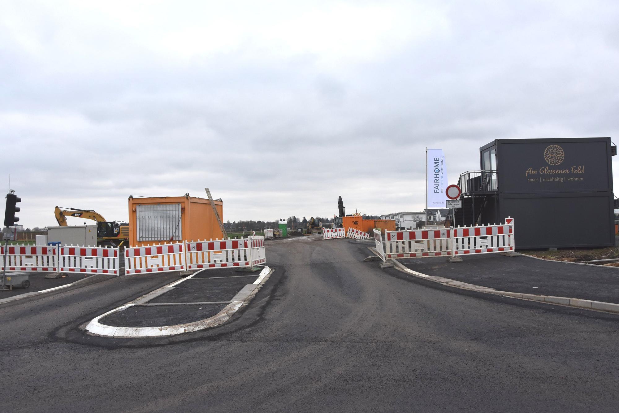 Die Zufahrt zum Neubaugebiet in Glessen ist mit Straßensperrungen versperrt.