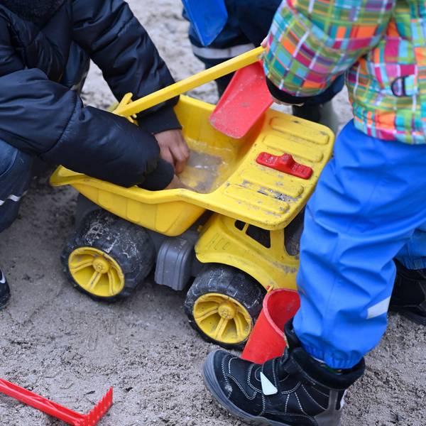Spielende Kinder im Sand