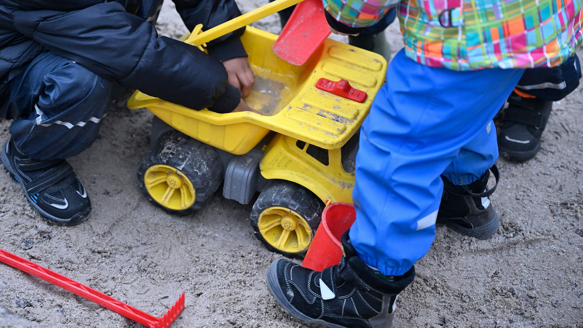 Spielende Kinder im Sand