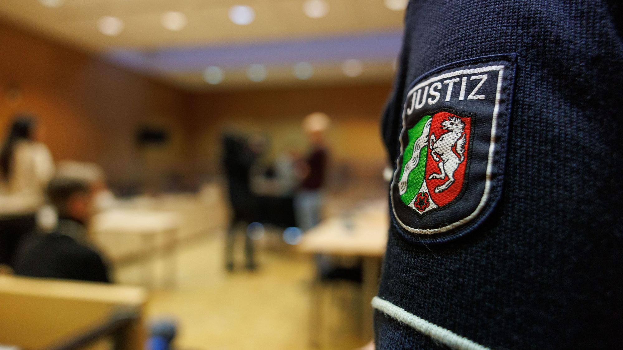 Ein Justizbeamter steht in einem Saal vom Landgericht Bielefeld.