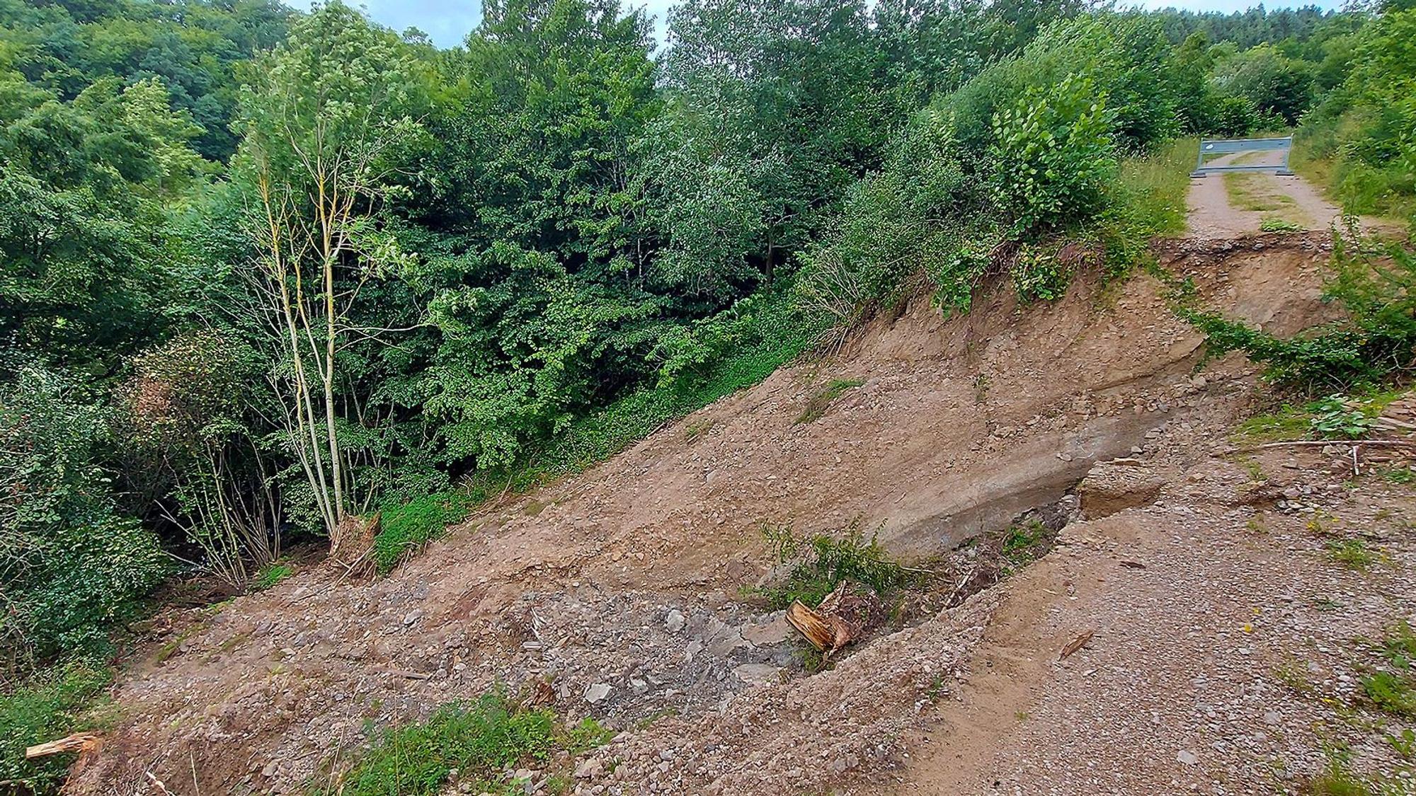 Diesen Weg am Aulbachtal bei Neuhof hat die Flut schwer beschädigt.