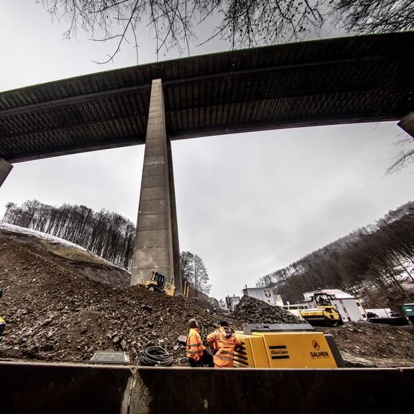 Die Rahmede-Talbrücke ist von unten aufgenommen zu sehen vor bedecktem Winterhimmel. Die hohen Stelzen ragen nach oben, die Fahrbahnunterseite zieht sich wie ein dunkelgraues Band durch das Foto.