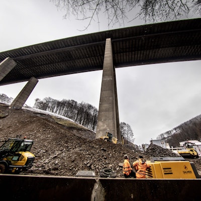 Die Rahmede-Talbrücke ist von unten aufgenommen zu sehen vor bedecktem Winterhimmel. Die hohen Stelzen ragen nach oben, die Fahrbahnunterseite zieht sich wie ein dunkelgraues Band durch das Foto.