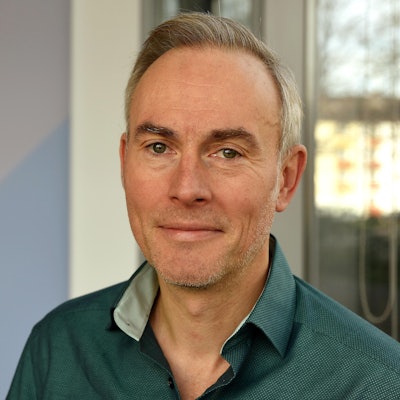 Johann König steht in einem Hemd in den Redaktionsräumen des „Kölner Stadt-Anzeiger“.