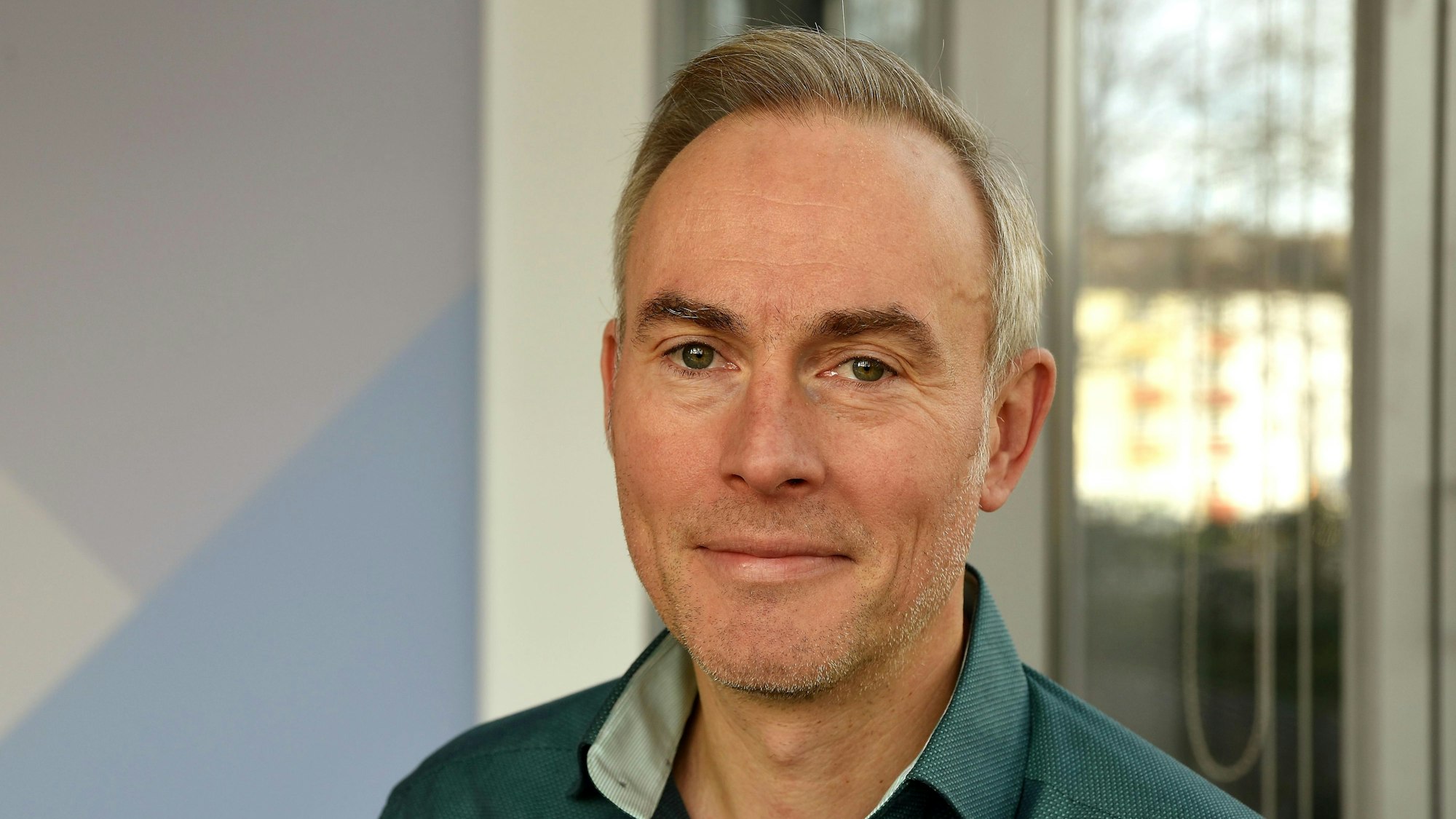 Johann König steht in einem Hemd in den Redaktionsräumen des „Kölner Stadt-Anzeiger“.