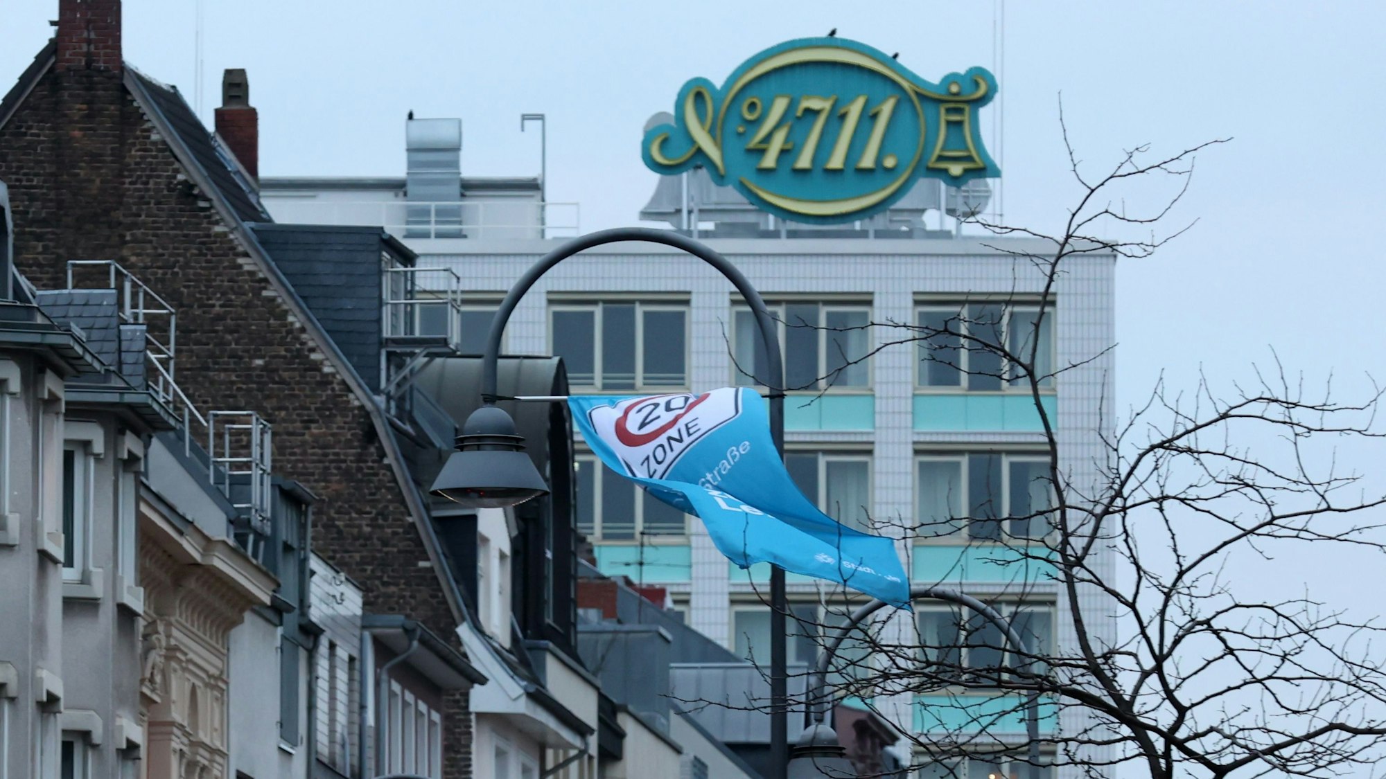 Über der Venloer Straße (ab Innere Kanalstraße) hängen Banner, die Tempo 20 erklären.