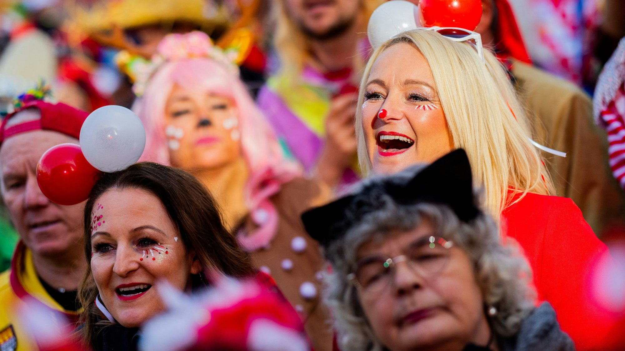 Menschen in Kostümen singen