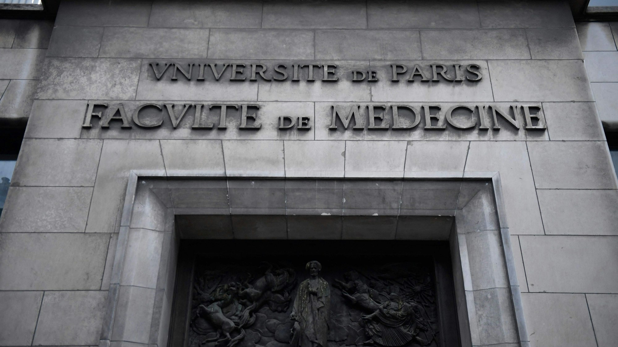 Man sieht das Gebäude der medizinischen Fakultät der Pariser Universität.
