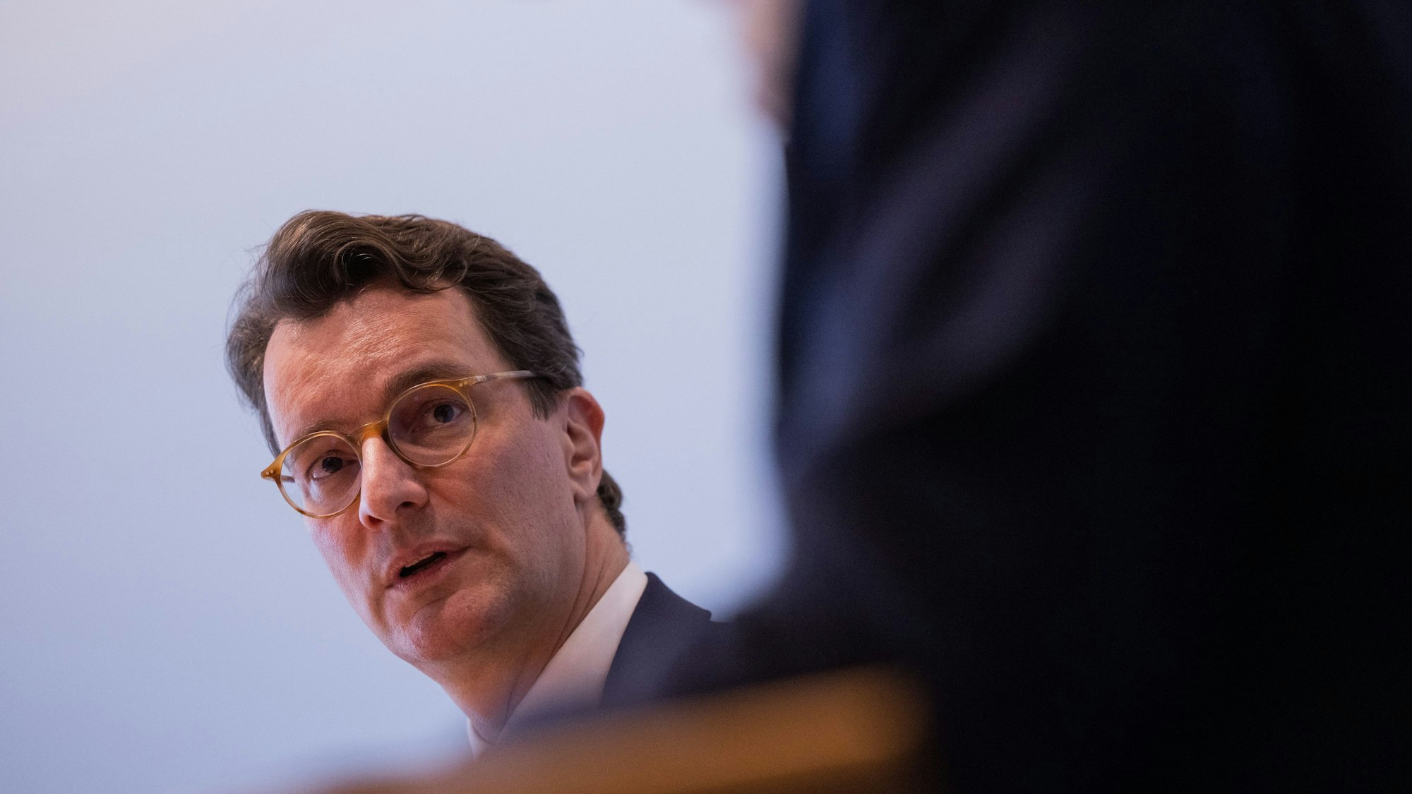 Hendrik Wüst (CDU), Ministerpräsident von Nordrhein-Westfalen, informiert in der Landespressekonferenz im Landtag über aktuelle politische Themen der Landesregierung.