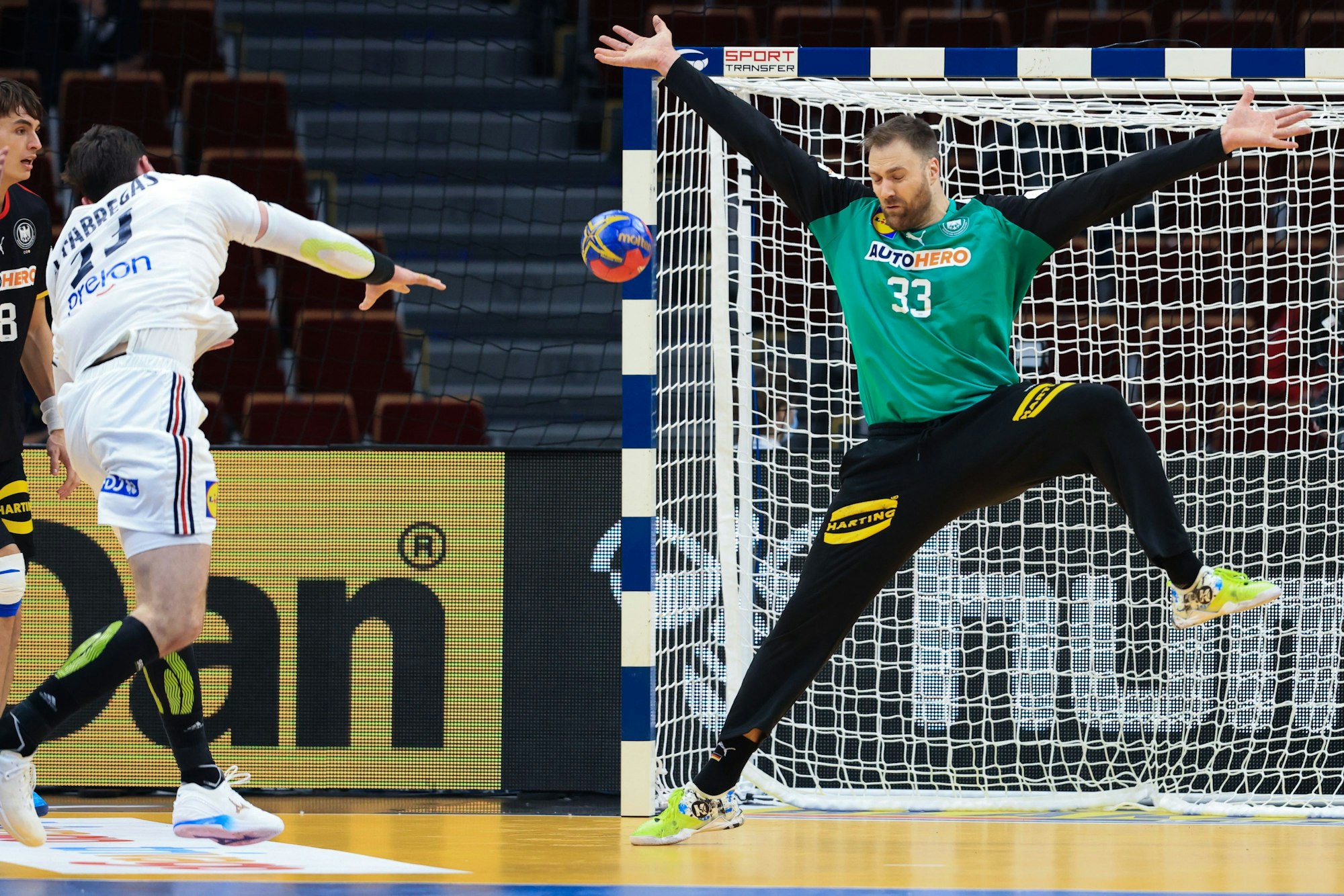 Frankreichs Ludovic Fabregas (l) im Duell mit Deutschlands Torwart Andreas Wolff.