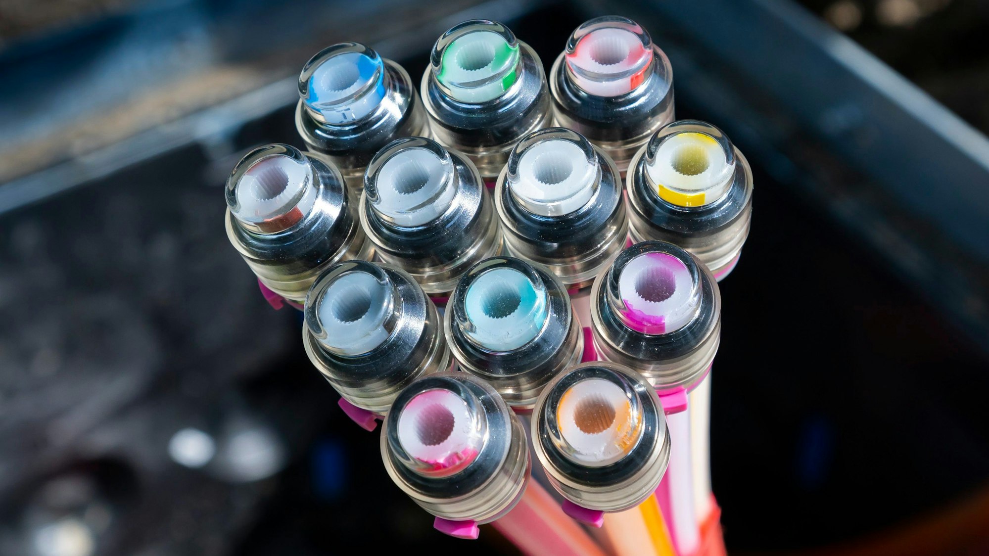 Das Ende eines Bündels Glasfaserkabel ist auf einer Baustelle zu sehen