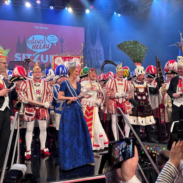 Kölner Dreigestirn und Düsseldorfer Prinzenpaar stehen zusammen auf der Bühne im Gürzenich.