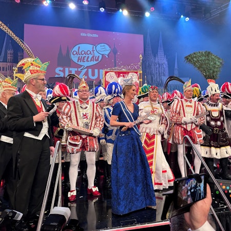 Kölner Dreigestirn und Düsseldorfer Prinzenpaar stehen zusammen auf der Bühne im Gürzenich.