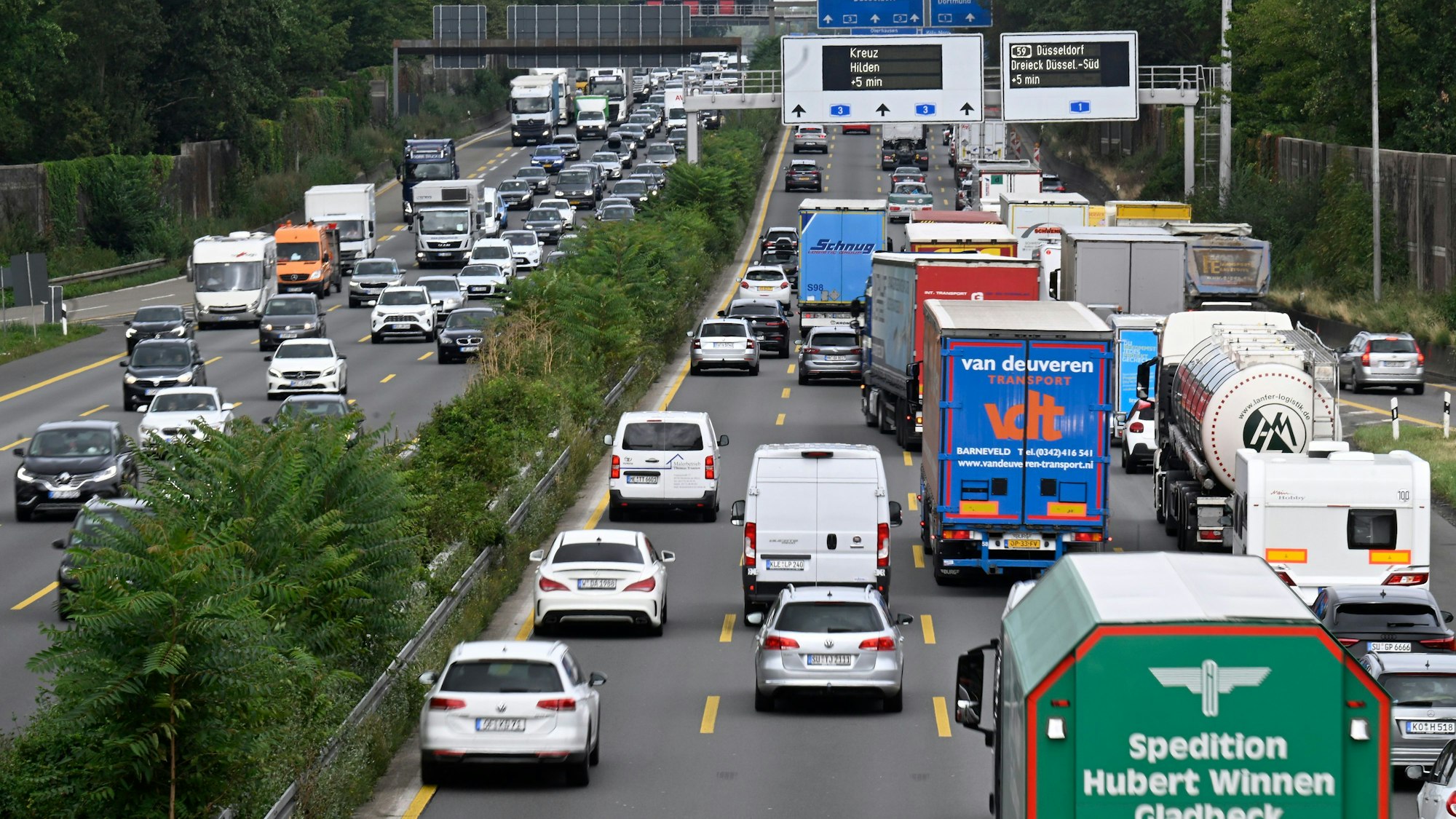 Auf der Autobahn A3 beim Leverkusener Kreuz staut sich der Verkehr - lange Autoschlangen sind zu sehen rechts und links neben dem begrünten Mittelstreifen.