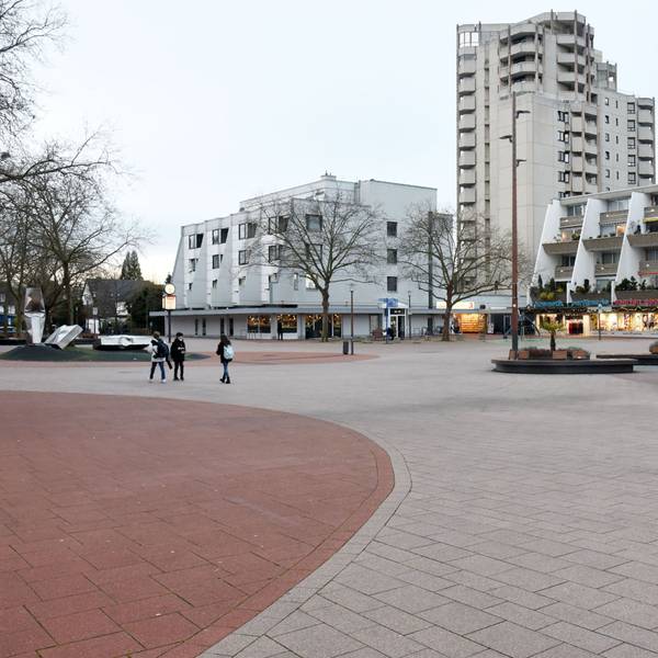 Das Foto zeigt den Balthasar-Neumann-Platz im Herzen von Brühl. Im Hintergrund ist das Seniorenheim von Convivo zu sehen.